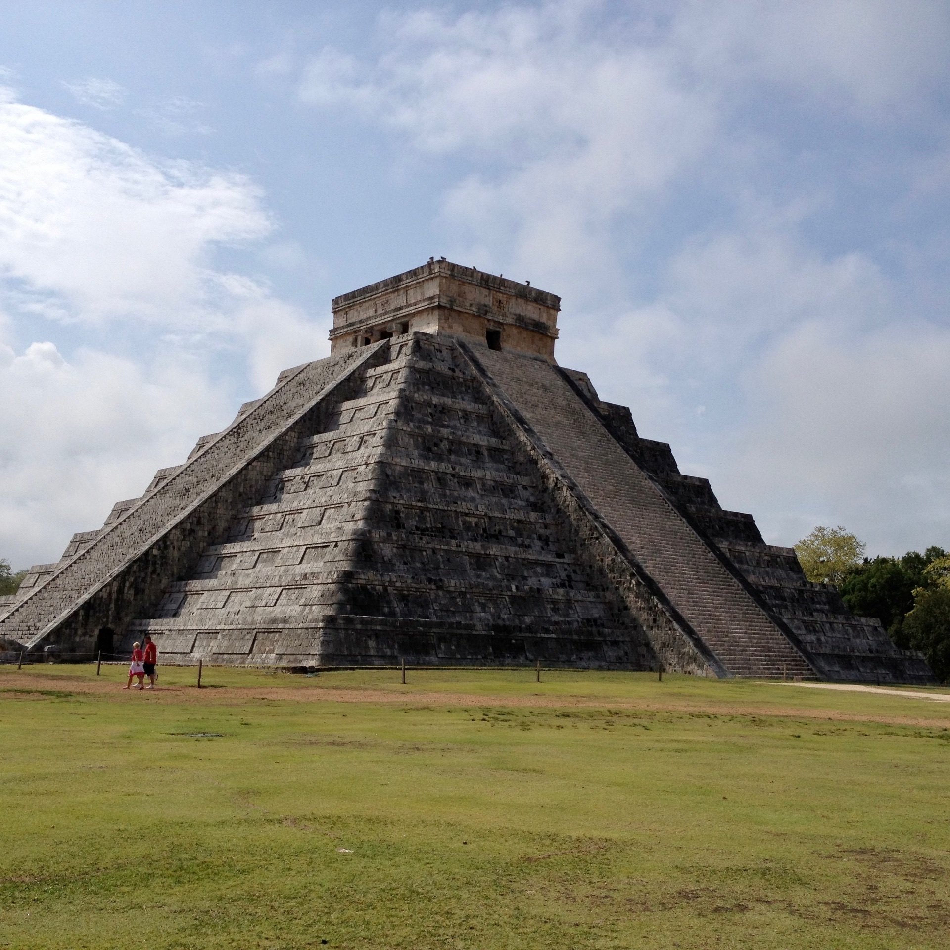 チチェン イッツァ マヤ文明のピラミッドが残るチチェンイッツァ遺跡