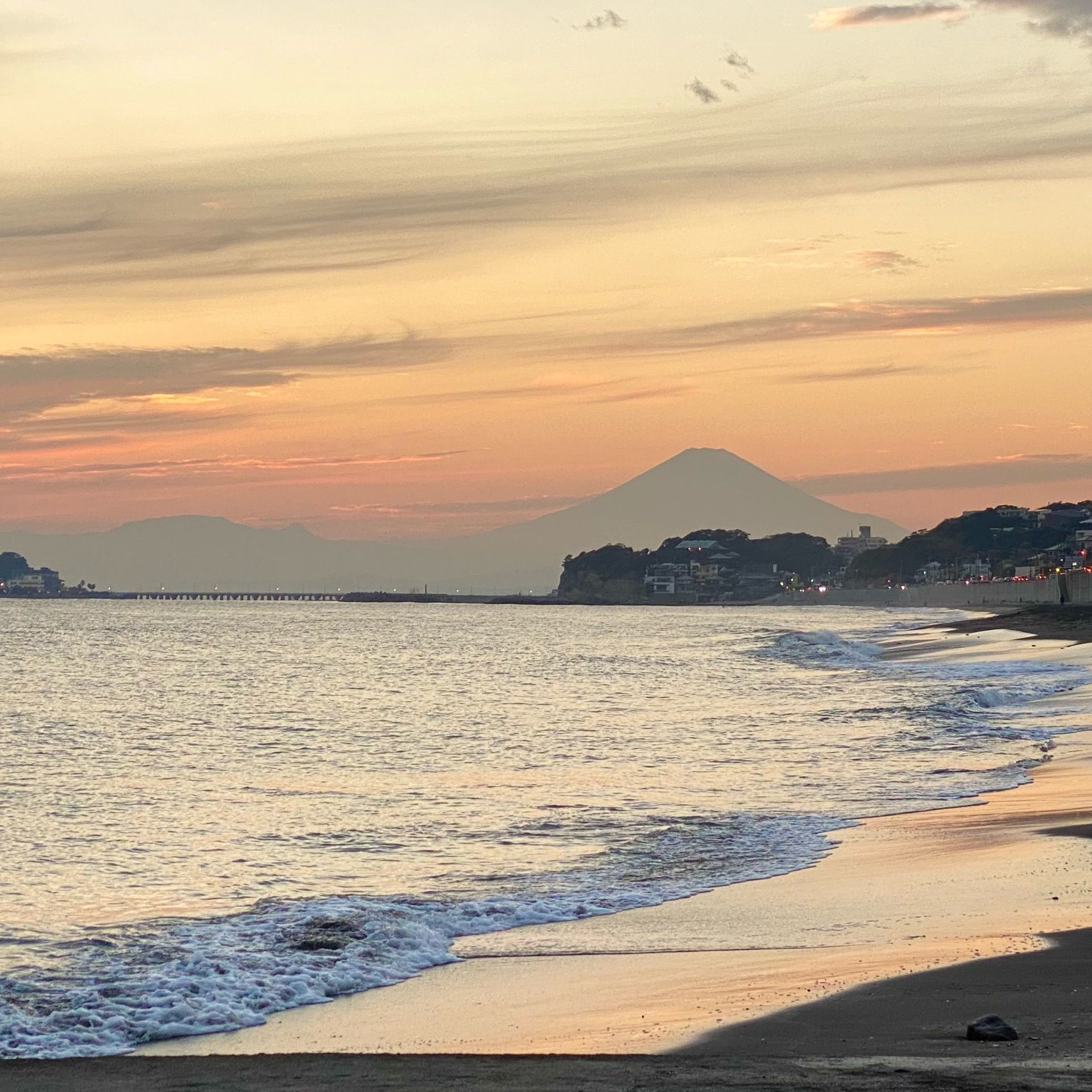七里ヶ浜 海のきらめきと夕日が素敵 江ノ島 富士山の絶景が見られる海岸 Recotrip レコトリップ