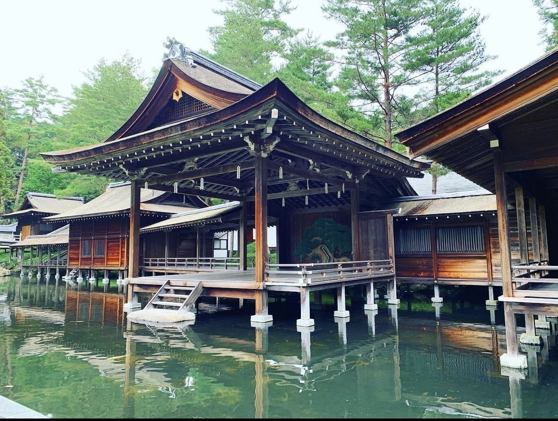 身曾岐神社 池の上に立ち 水に浮かび上がるような能楽殿