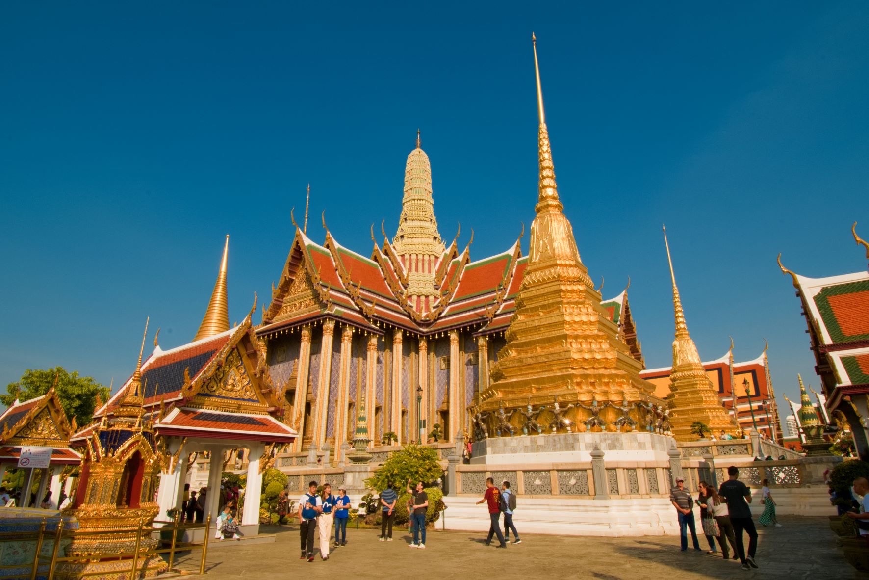 ワット・プラケオ（エメラルド寺院）『タイの黄金に輝くエメラルド寺院』