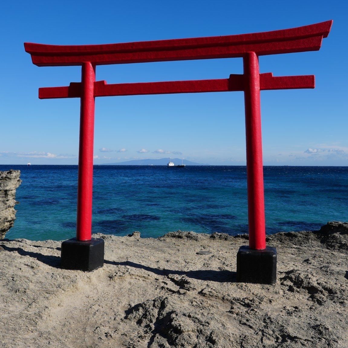 白浜神社 白濱神社 伊豆最古の宮 白濱神社 巨岩の上に立つ絶景の赤い鳥居