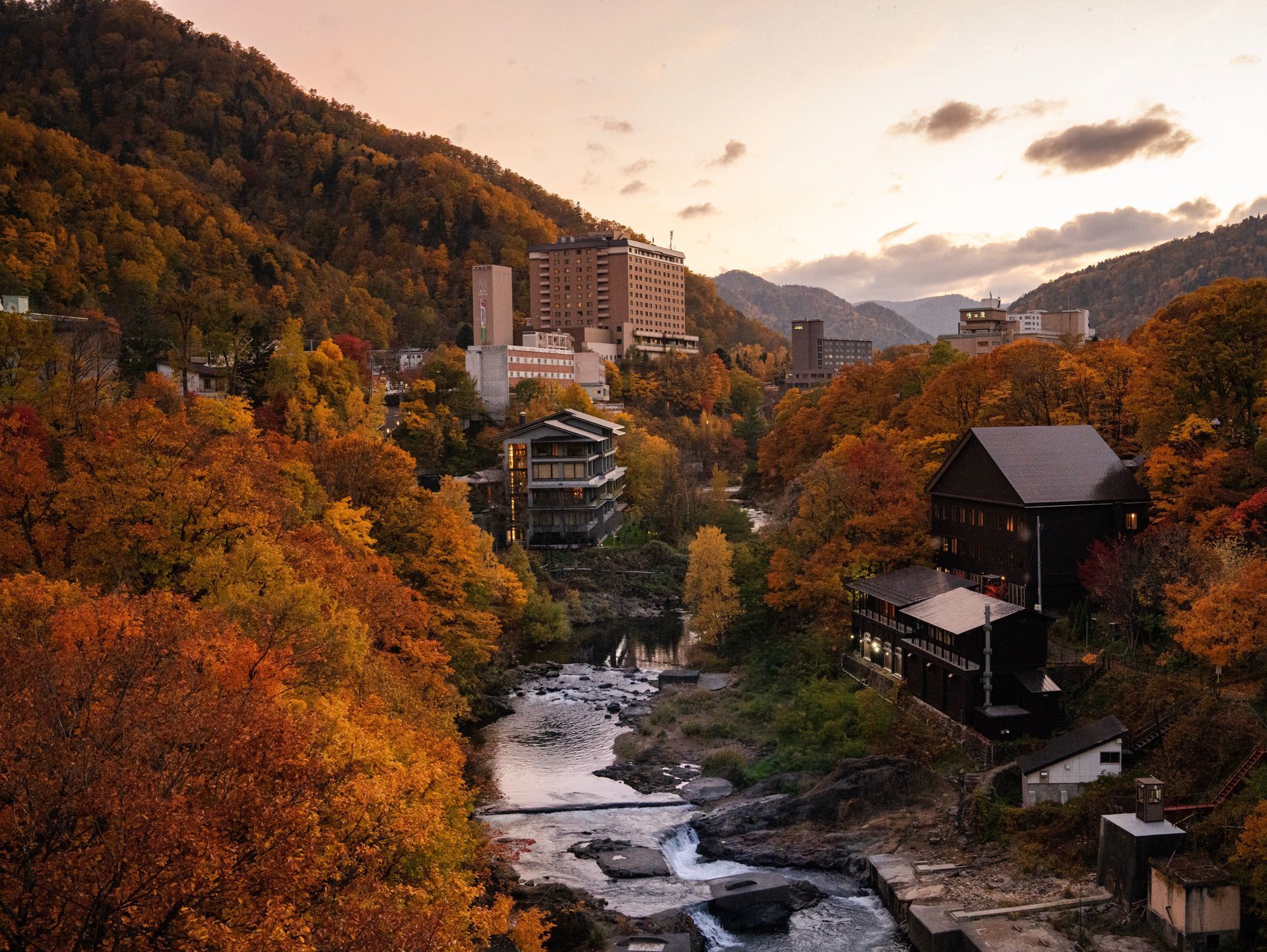 定山渓 大渋滞 紅葉の定山渓