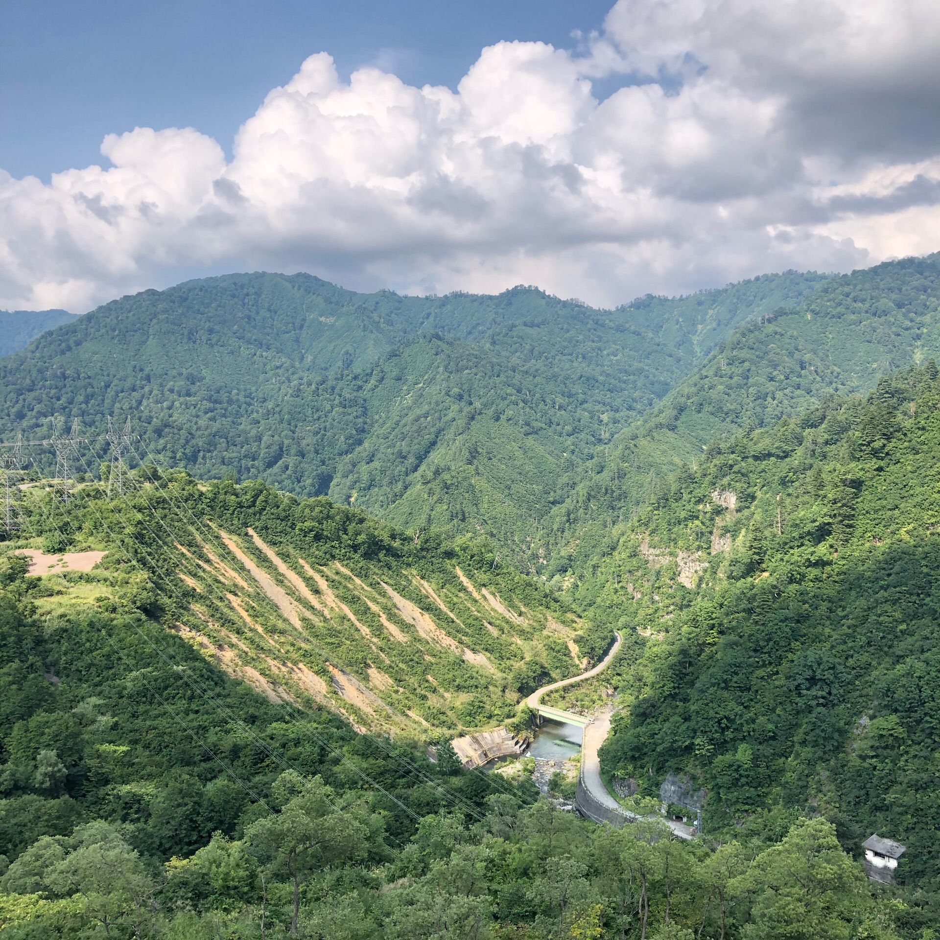 奥只見湖 山々に囲まれた景観にうっとり 紅葉の名所100選の巨大ダム湖 Recotrip レコトリップ