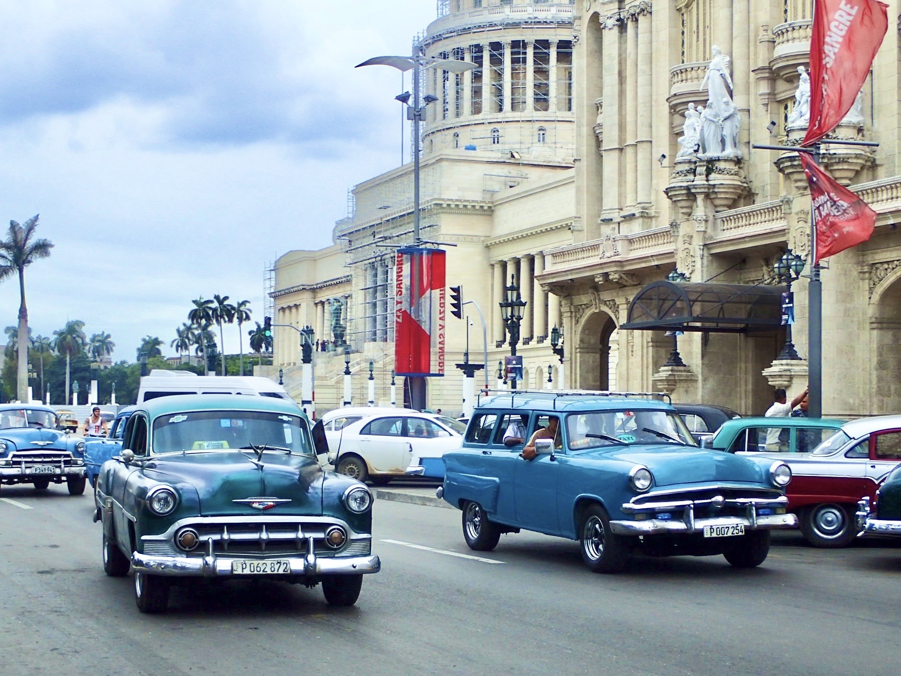 ハバナ クラシックカーにモヒート 刺激的なキューバの都市