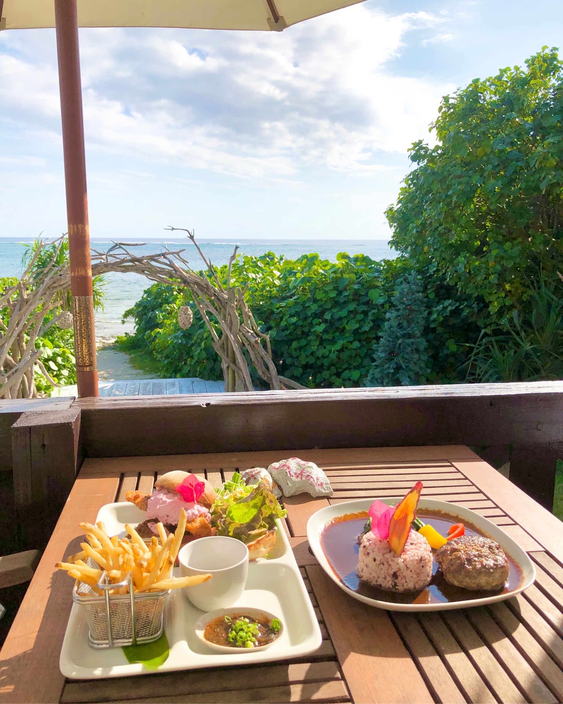 島野菜カフェリハロウビーチ 石垣島 ビーチが目の前 島野菜を楽しむオシャレな海カフェ