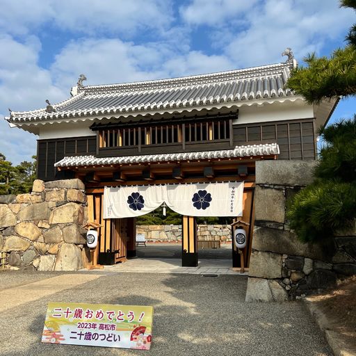 【史跡高松城跡 玉藻公園】口コミ・アクセスと周辺観光ガイド・料金・営業時間・地図|お堀の広さに圧倒！海水が流れ込む日本を代表する水城跡に整備された公園