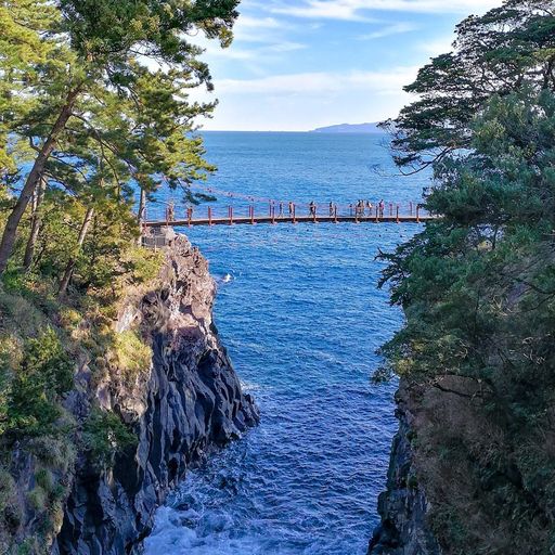 門脇つり橋 スリリングで美しい きらめく海と荒波が砕ける断崖に架かるつり橋 Recotrip レコトリップ