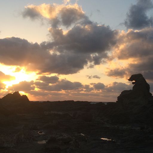 ゴジラ岩 秋田県 夕陽を食べ 火を吹くゴジラ 散策にもちょうどいい男鹿半島の奇岩 Recotrip レコトリップ