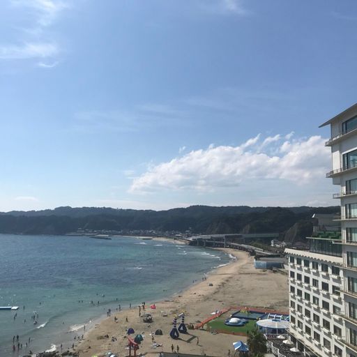 勝浦中央海水浴場 海にアスレチック 砂浜に鳥居 海の青色と白い砂浜のコントラストが美しい海水浴場 Recotrip レコトリップ