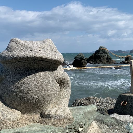 二見興玉神社 夫婦岩 海にたたずむ夫婦岩に良縁を祈願する 富士山を横目に潮風を感じながら蛙を愛でる Recotrip レコトリップ