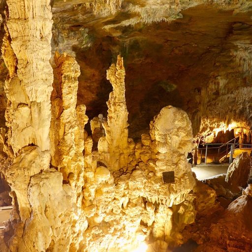 石垣島鍾乳洞 日本最南端 珊瑚の柱やシャコ貝の化石が待ち受ける美しい洞窟 Recotrip レコトリップ