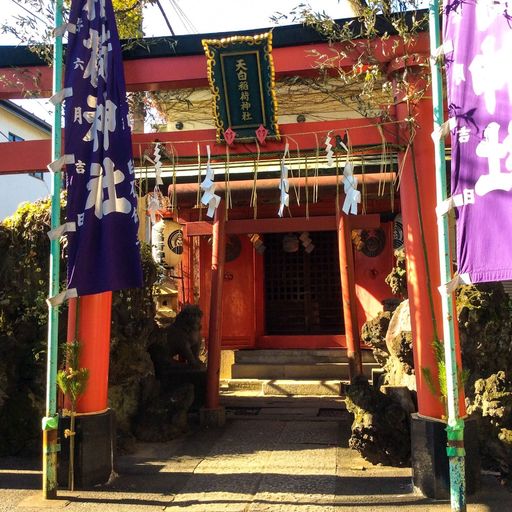 須賀神社 東京都 君の名は のラストシーンが再現できる 江戸時代から続く四谷の総鎮守 Recotrip レコトリップ