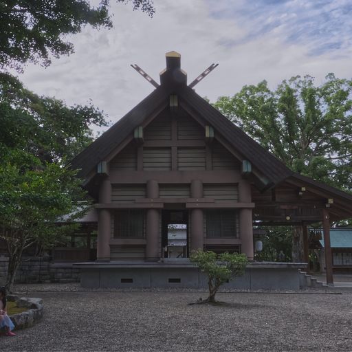 安房神社 白い鳥居が幻想的 春の桜並木も美しい西暦紀元前創始の神社 Recotrip レコトリップ