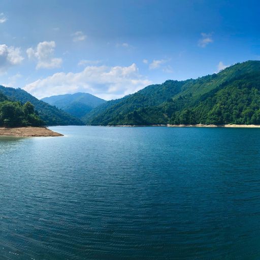 奥只見湖 山々に囲まれた景観にうっとり 紅葉の名所100選の巨大ダム湖 Recotrip レコトリップ