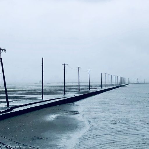 江川海岸潮干狩場 Snsで話題の 日本のユウニ塩湖 とは 海中に電信柱が連なる絶景フォトスポット Recotrip レコトリップ