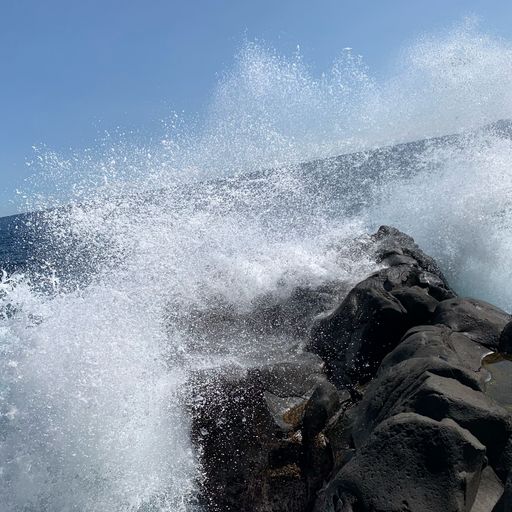 門脇つり橋 スリリングで美しい きらめく海と荒波が砕ける断崖に架かるつり橋 Recotrip レコトリップ