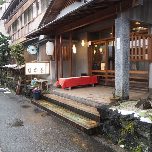 月本屋旅館 可愛らしい浴衣で練り歩く 情緒的な温泉街に佇む隠れ家のような宿 Recotrip レコトリップ