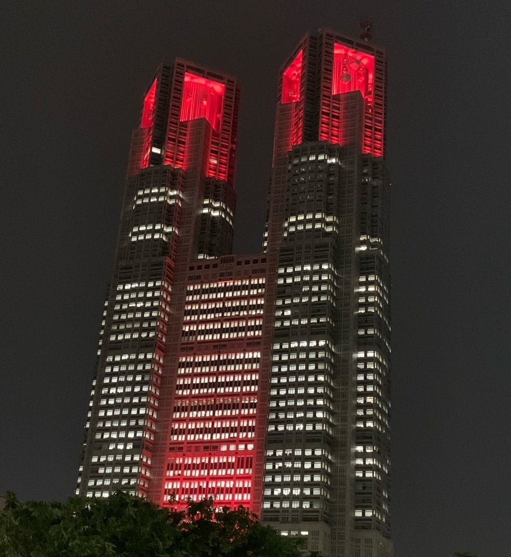 東京都庁 真っ赤にライトアップされた 東京アラート