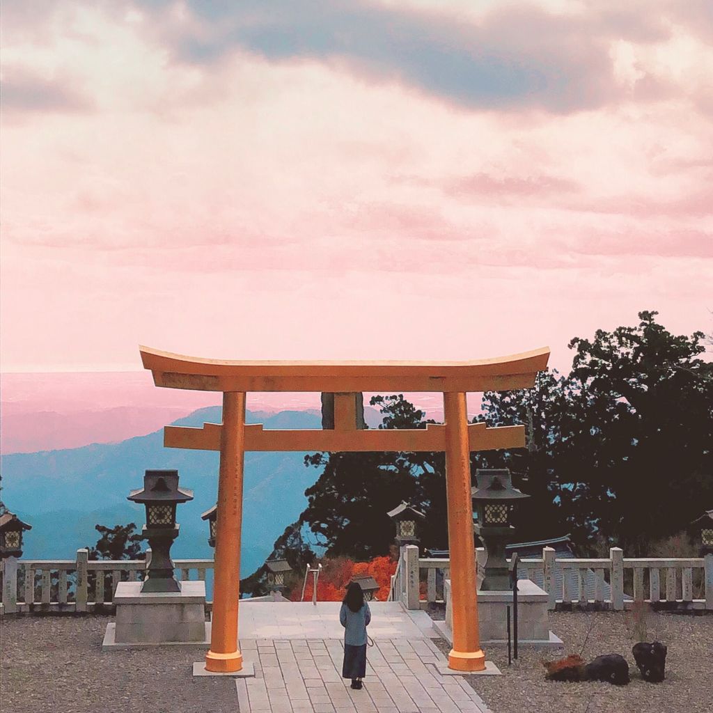 秋葉山本宮秋葉神社 黄金に塗られた鳥居 火の神様が祀られた 秋葉山の神社 Recotrip レコトリップ