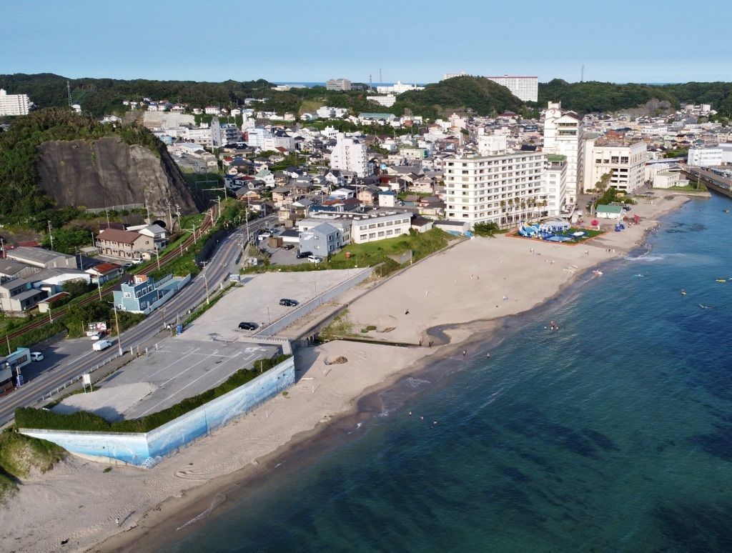 勝浦中央海水浴場 海にアスレチック 砂浜に鳥居 海の青色と白い砂浜のコントラストが美しい海水浴場 Recotrip レコトリップ