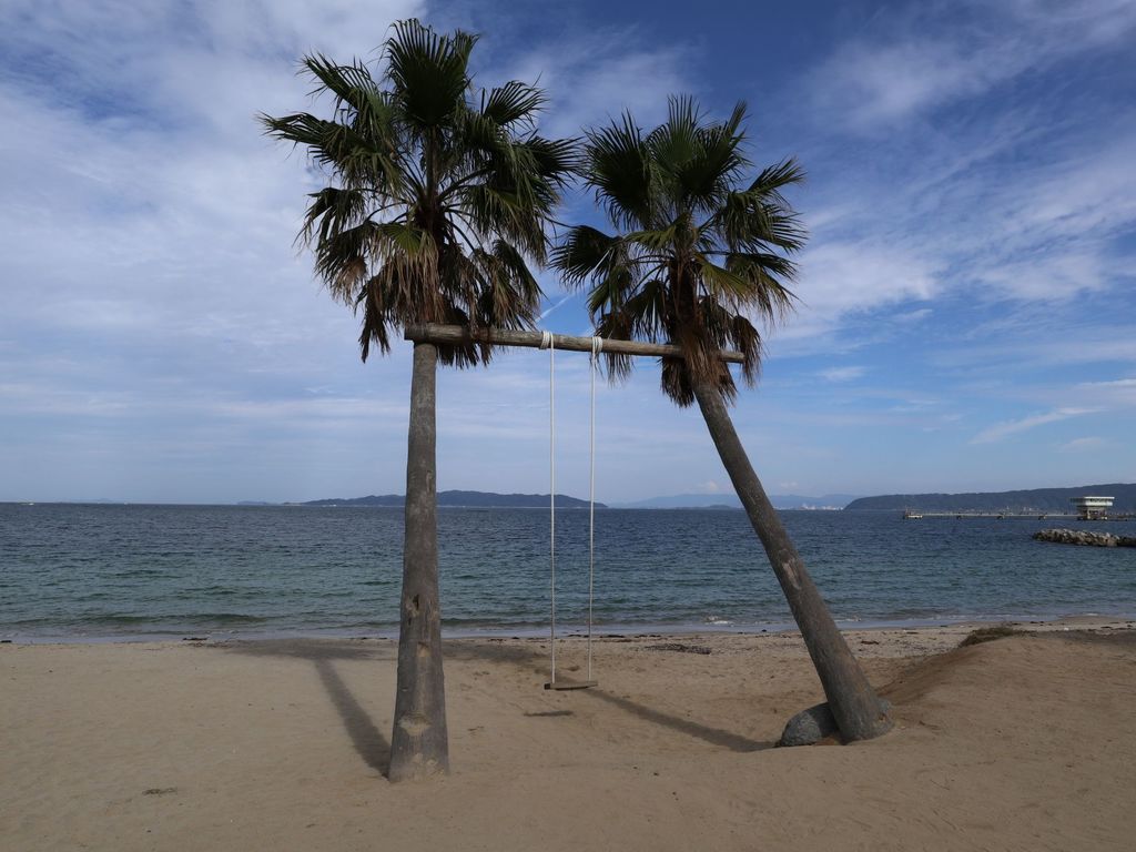 ヤシの木ブランコ 糸島 ざうおのビーチにあるブランコ