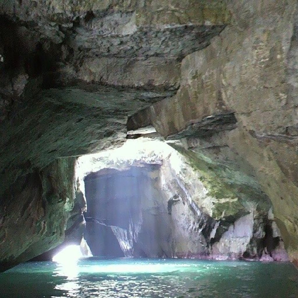 天窓洞 青の洞窟 まるで青の洞窟 遊覧船で気軽に楽しめる神秘的な洞窟 Recotrip レコトリップ