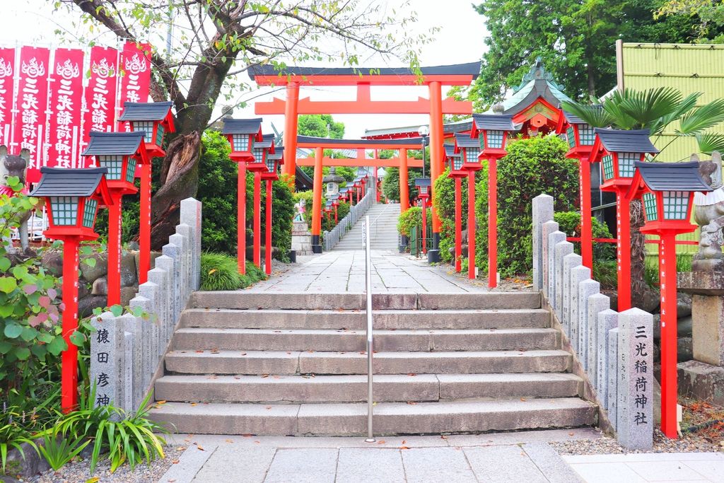 三光稲荷神社 犬山城への近道 ハートの絵馬が人気の神社