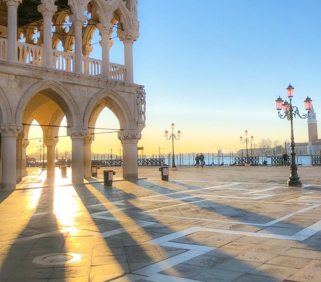 サン マルコ広場 ヴェネツィアの１日は朝日を見ないと始まらない