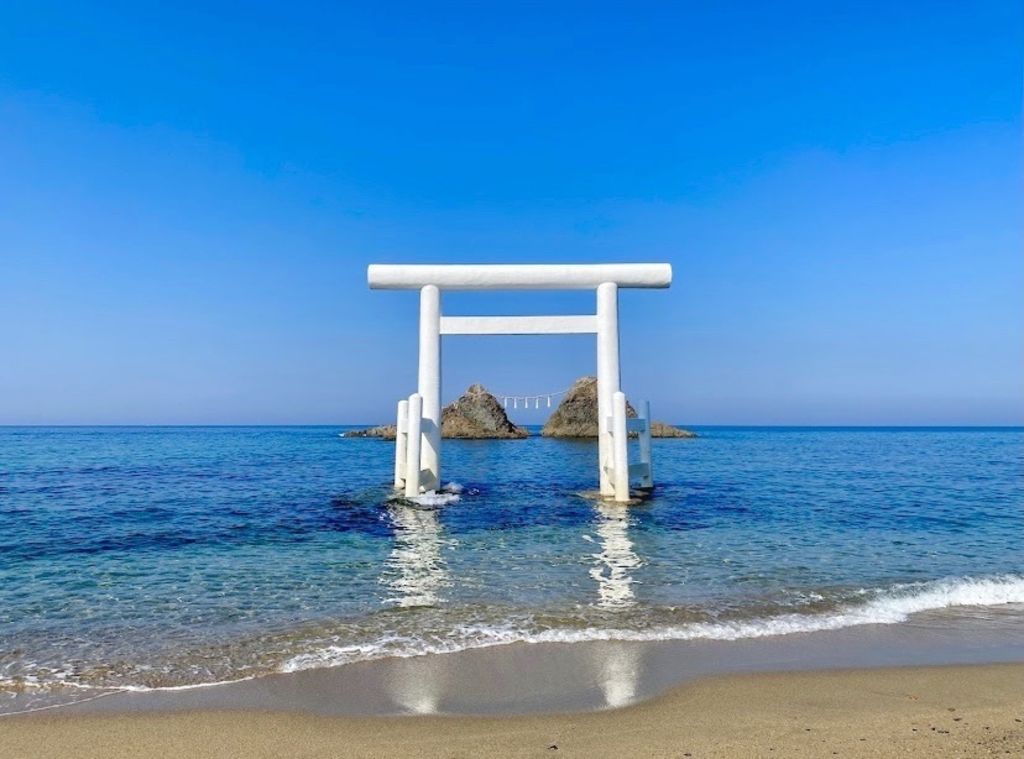 桜井二見ヶ浦の夫婦岩（福岡県糸島市）『神秘的な鳥居と夫婦岩✨』