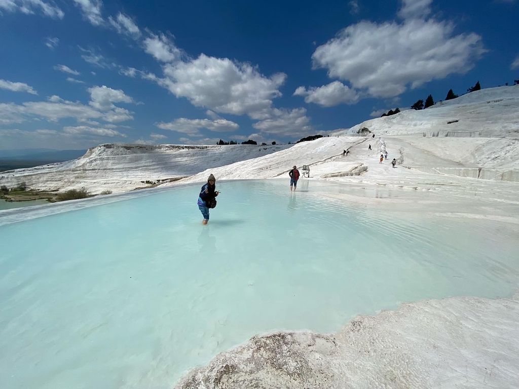 ヒエラポリス パムッカレ 真っ白な石灰棚とブルーの温泉