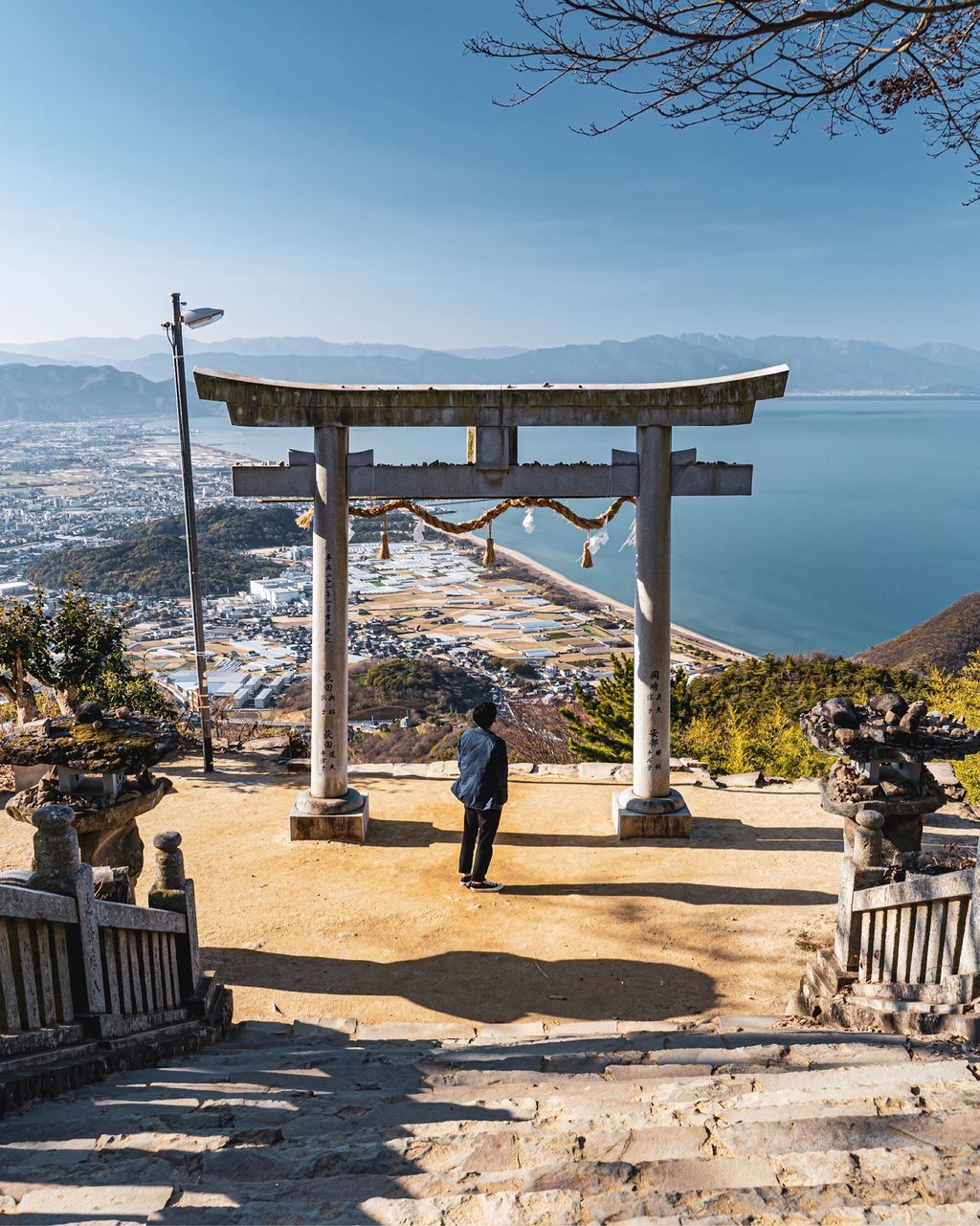 高屋神社 天空の鳥居 Snsで人気急上昇 空へ続く石段の先には鳥居と絶景が 山頂に本宮がある由緒ある神社 Recotrip レコトリップ