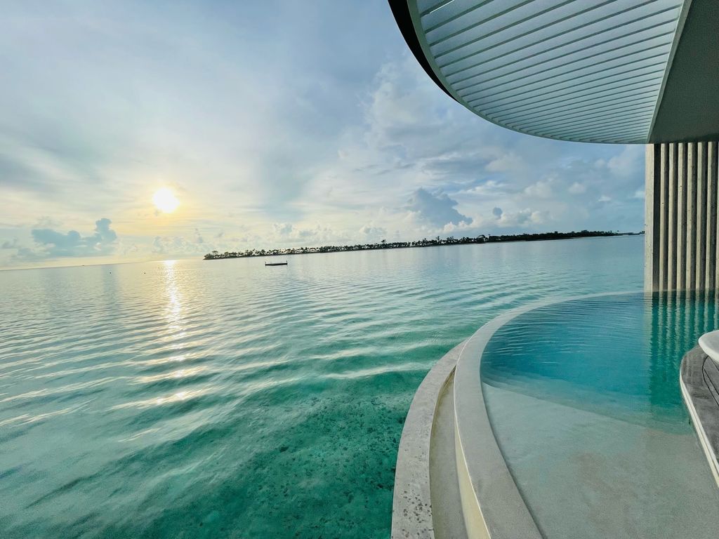 The Ritz-Carlton Maldives, Fari Islands『海とプールを独り占め ...