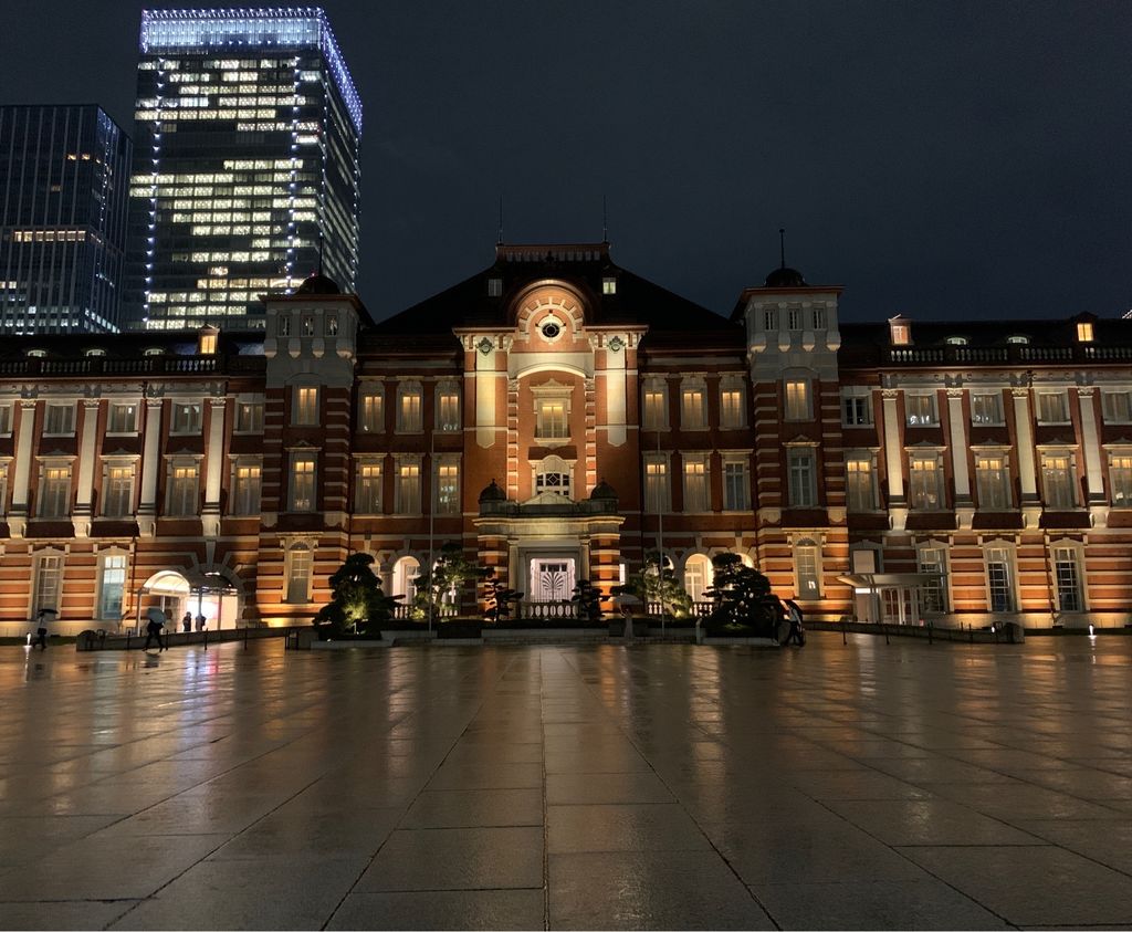 東京駅丸の内駅前広場 雨の日の夜が綺麗 リフレクションした東京駅は見もの