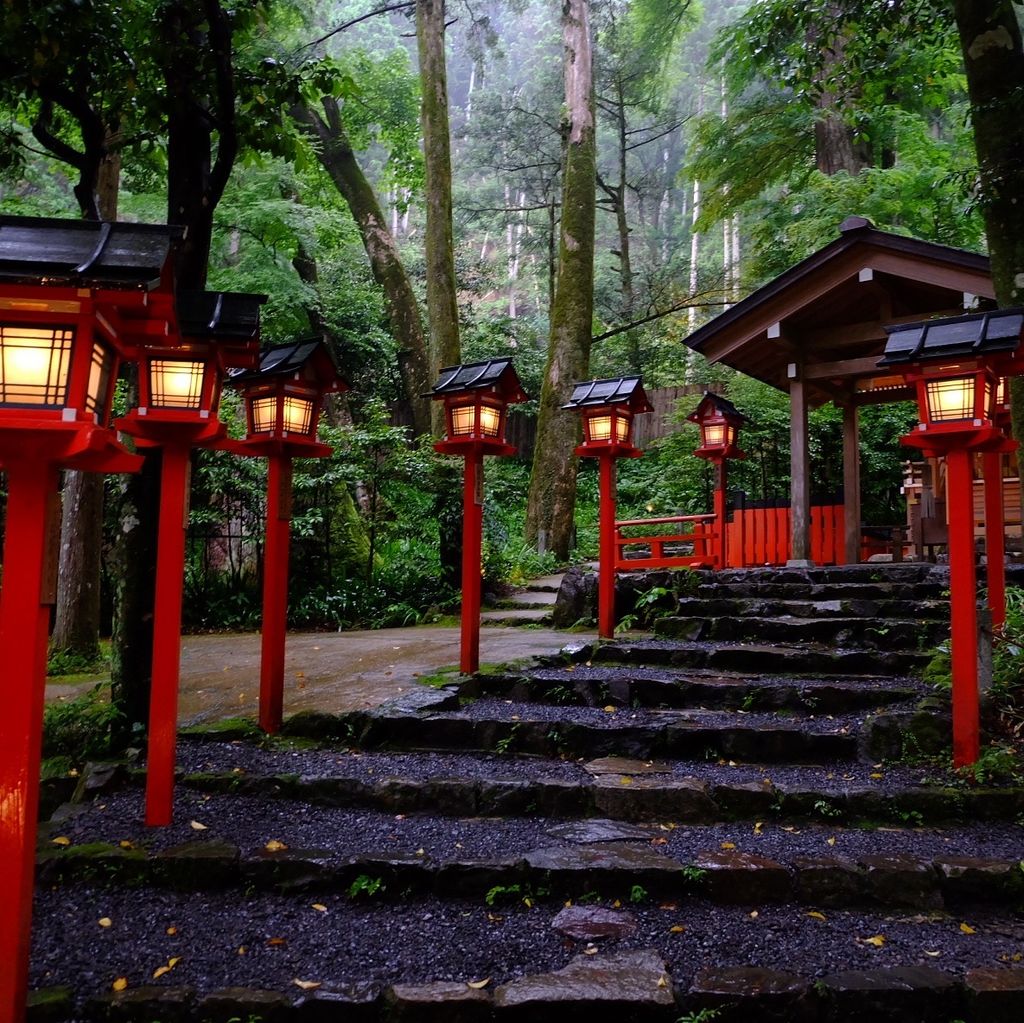 貴船神社 シトシト雨降る景色も幻想的な貴船神社