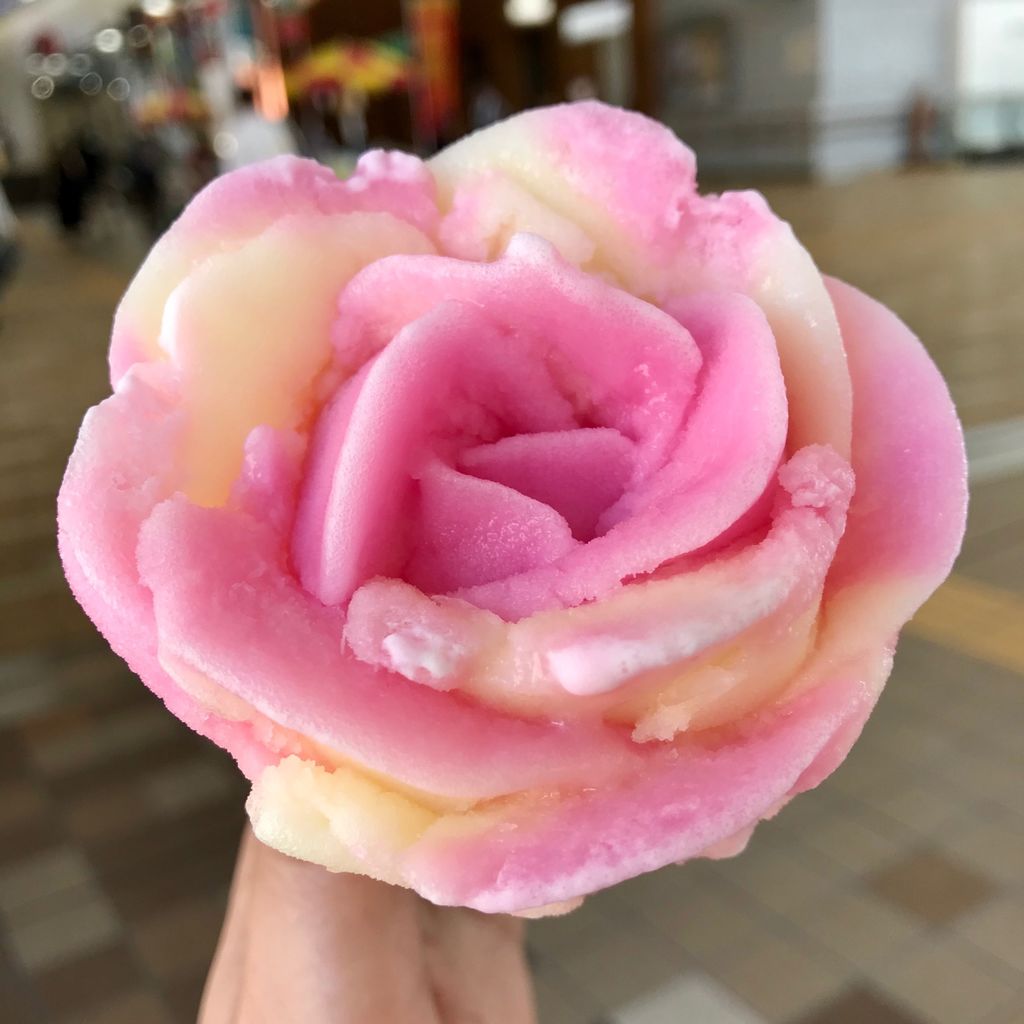 秋田駅 アイスの薔薇が咲きました