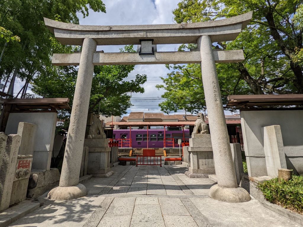 車折神社 京都府 朱塗りの玉垣は圧巻 あの一味も奉納