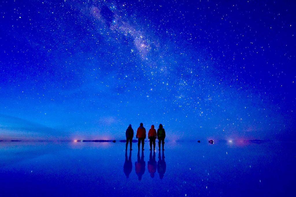 ウユニ塩原 ウユニ塩湖 世界で出会った旅仲間とウユニ塩湖で満点の星を望む