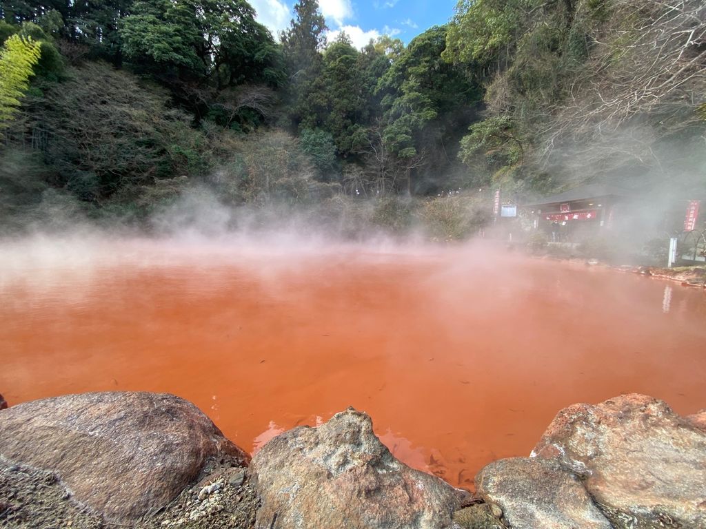 血の池地獄 別府 地獄めぐりで必ず寄りたい 一面真っ赤な血の池地獄