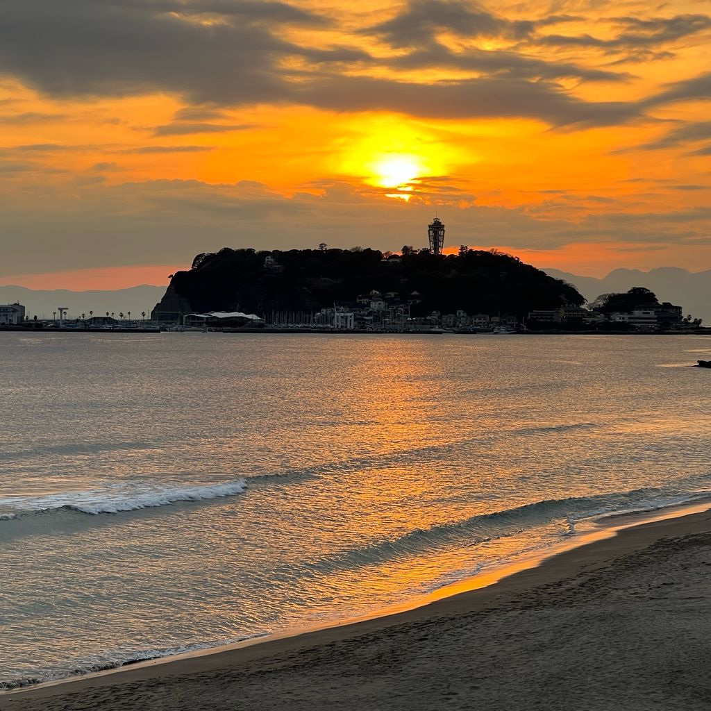 七里ヶ浜 七里ヶ浜の砂浜から夕日を