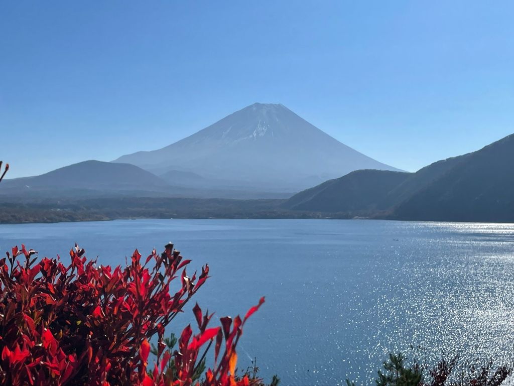 22年 本栖湖 1 000円札の逆さ富士 山々を見渡せる高原の絶景スポット Recotrip レコトリップ