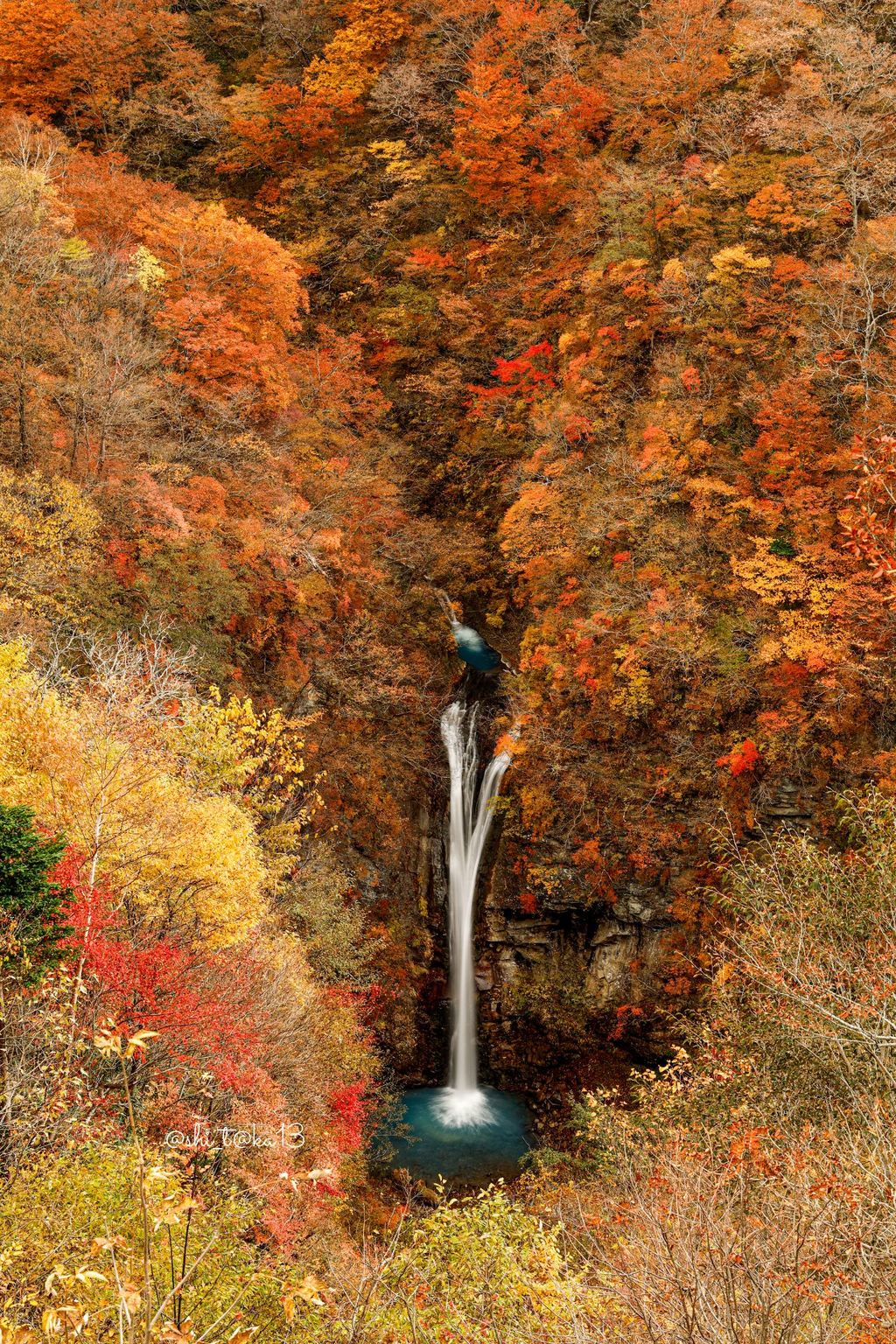 駒止の滝 滝壺の水の色が神秘的 大自然の木々の奥に見える 2段の滝 Recotrip レコトリップ