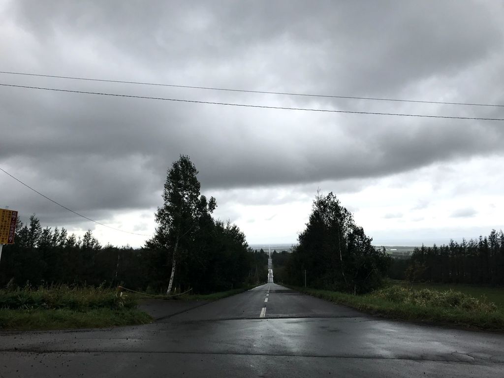 天に続く道 名もなき展望台 道の先は天 果てしなく空へと伸びていくまっすぐな道とオホーツク海を望む展望台 Recotrip レコトリップ