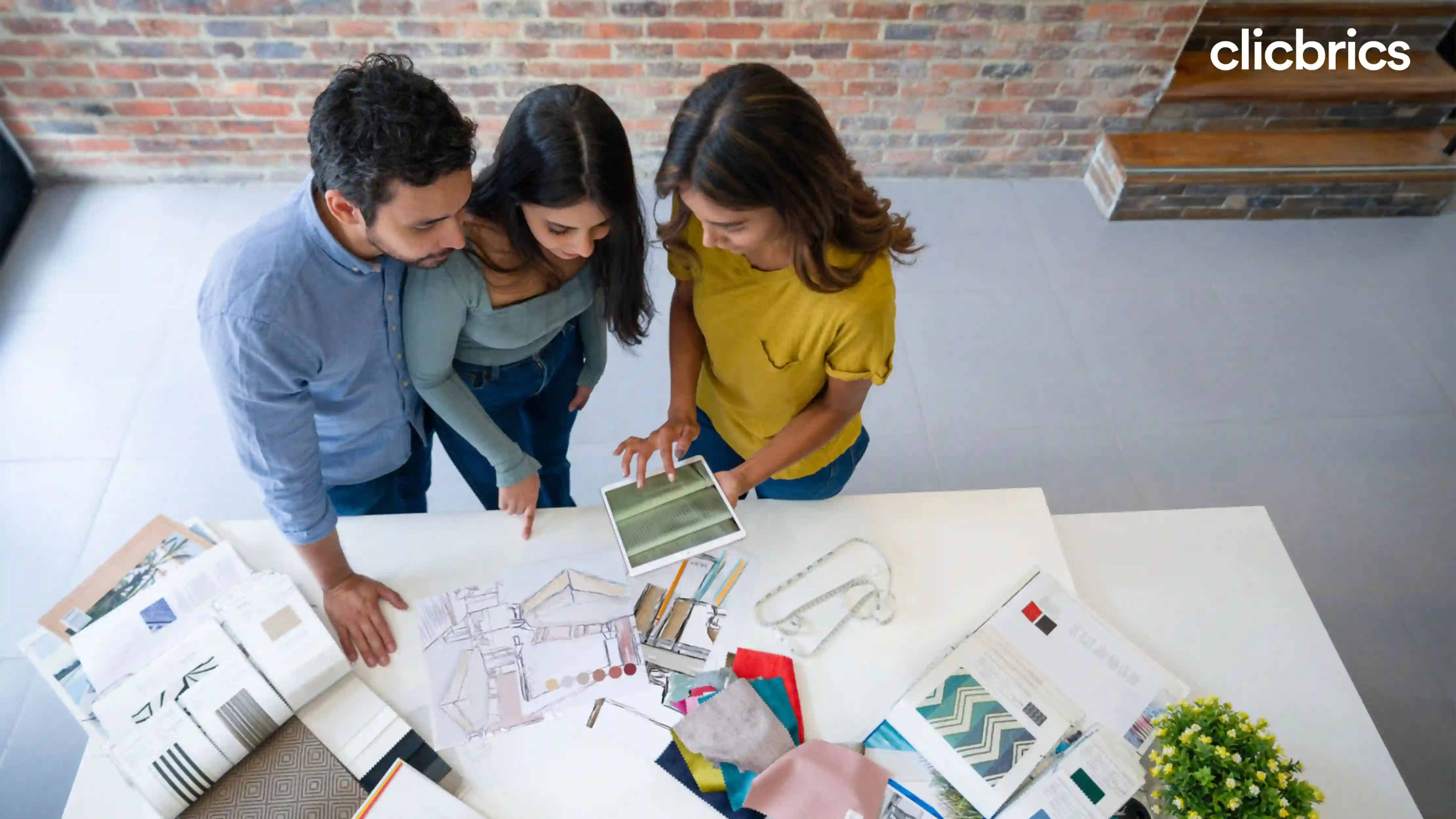 Дизайнер интерьера. Дизайнерские работы. Что такое декоратор. Девушка дизайнер. Дизайнер интерьера.