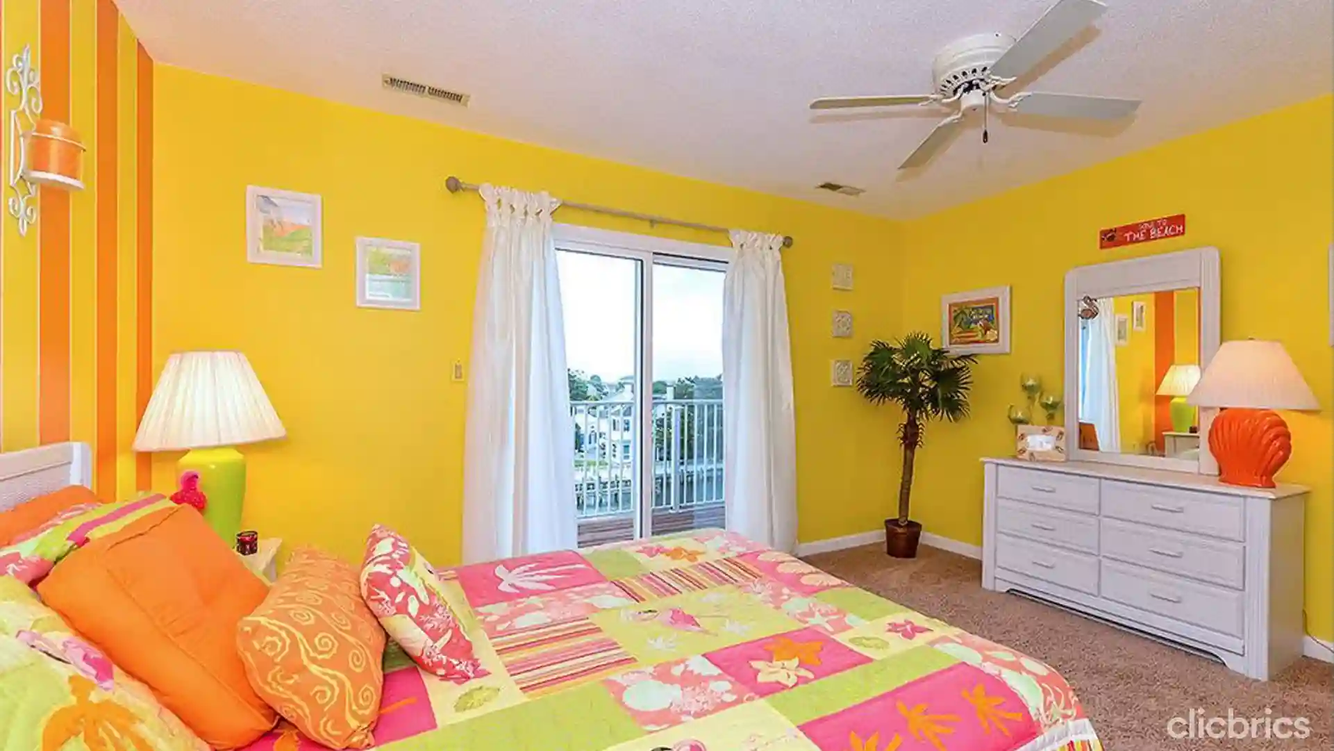 Желто розовый дизайн. Комната с желтыми стенами. Спальня в ярких тонах. Комната в ярких тонах. Комната в желтом цвете.