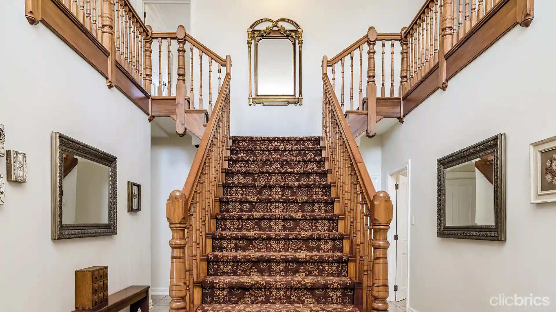 Шаги дома. North facing Home with Stairs.