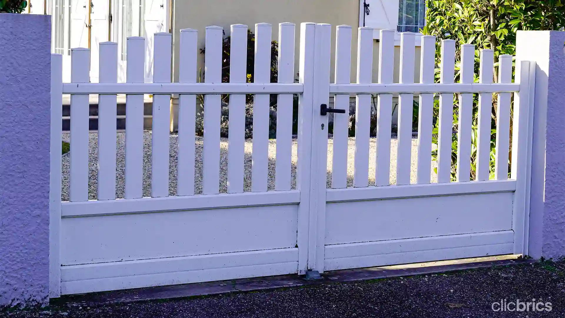 12 Gate Paint Colors For A Modern And Sleek Entrance 12-gate-paint-colors-for-a-modern-and-sleek-entrance