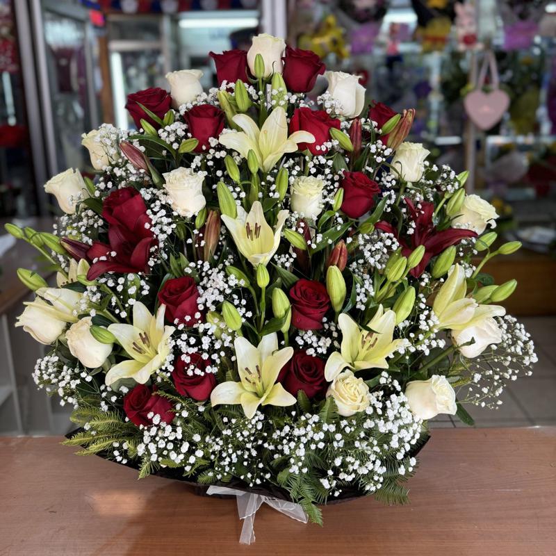 Arreglo 27 Rosas + 13 Liliums
