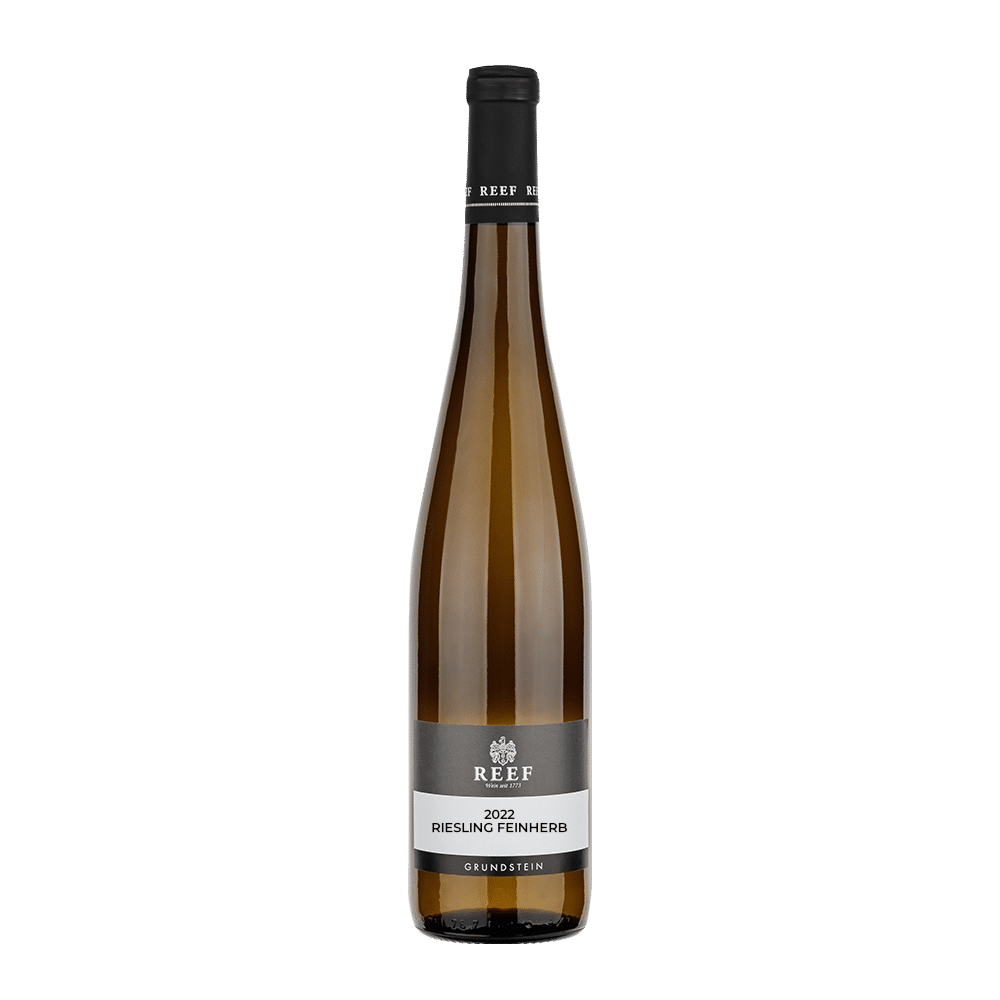 Flasche mit Aufdruck "2022 Riesling Feinherb"