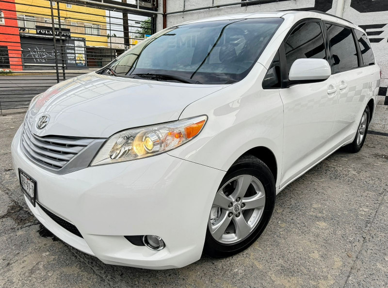 Toyota Sienna CE 2017