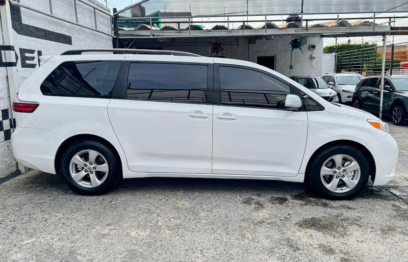 Toyota Sienna CE 2017